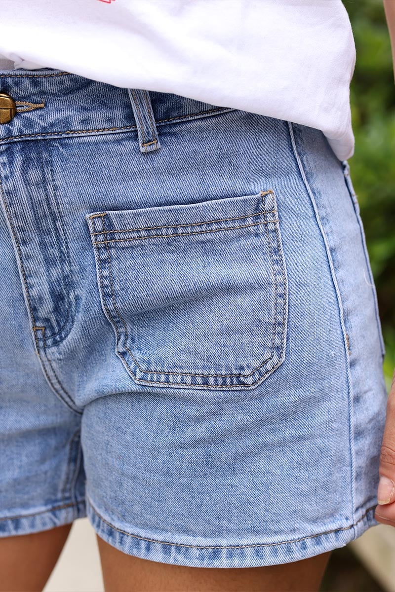 Short en jean délavé poches plaquées matière denim bleu clair pour femme H087