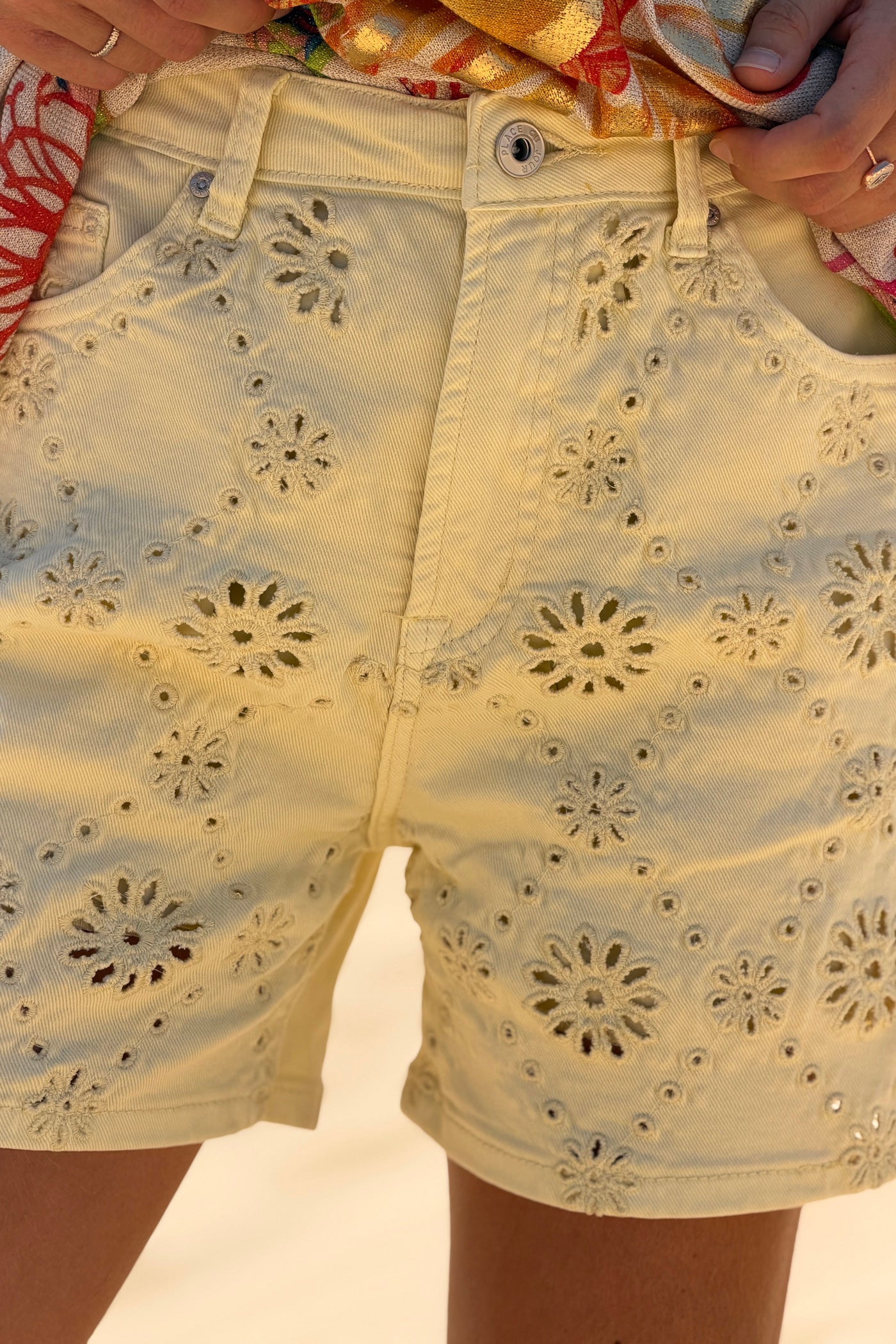 Short en jean jaune pâle broderie anglaise fleurs