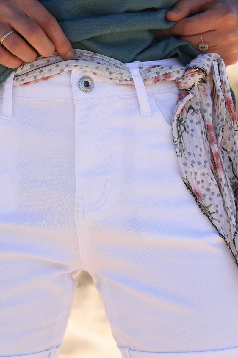 Pantalón corto de denim elástico blanco con cinturón fular