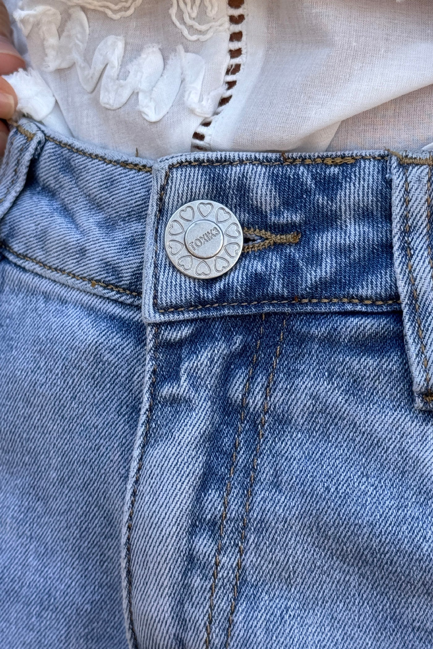 Short en jean stretch délavé clair détails poches cœurs