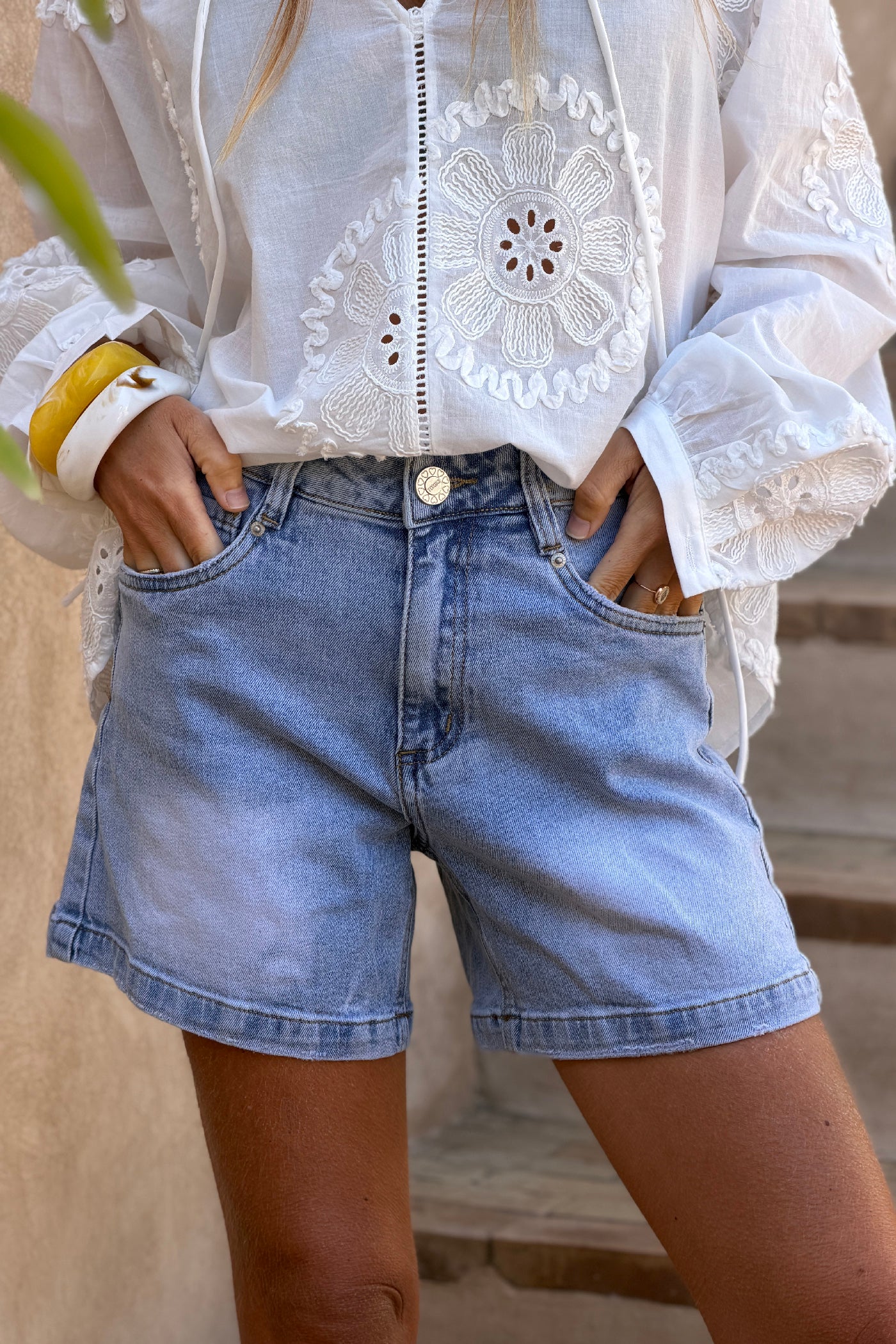 Short en jean stretch délavé clair détails poches cœurs