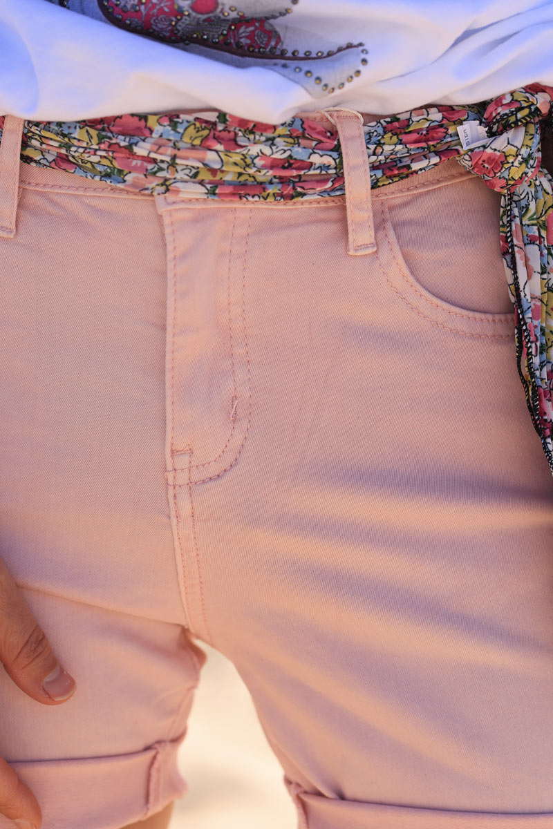 Pantalón corto de denim elástico rosa palo con cinturón fular