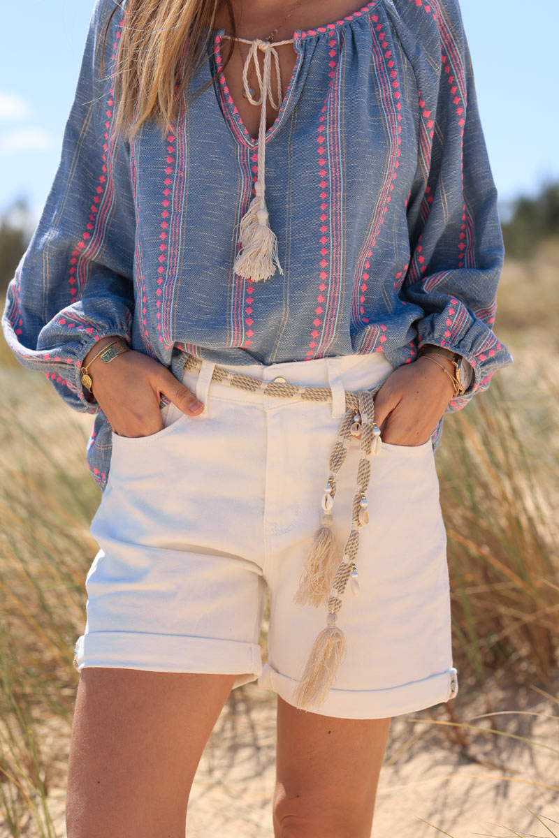 Short en jean taille haute blanc cassé ceinture tressée coquillages