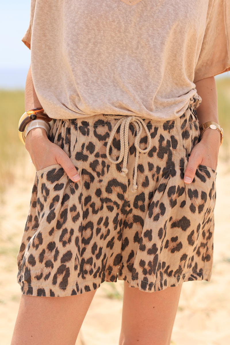 Shorts camel de lino suave con estampado de leopardo y cinturón con cordón de ajuste