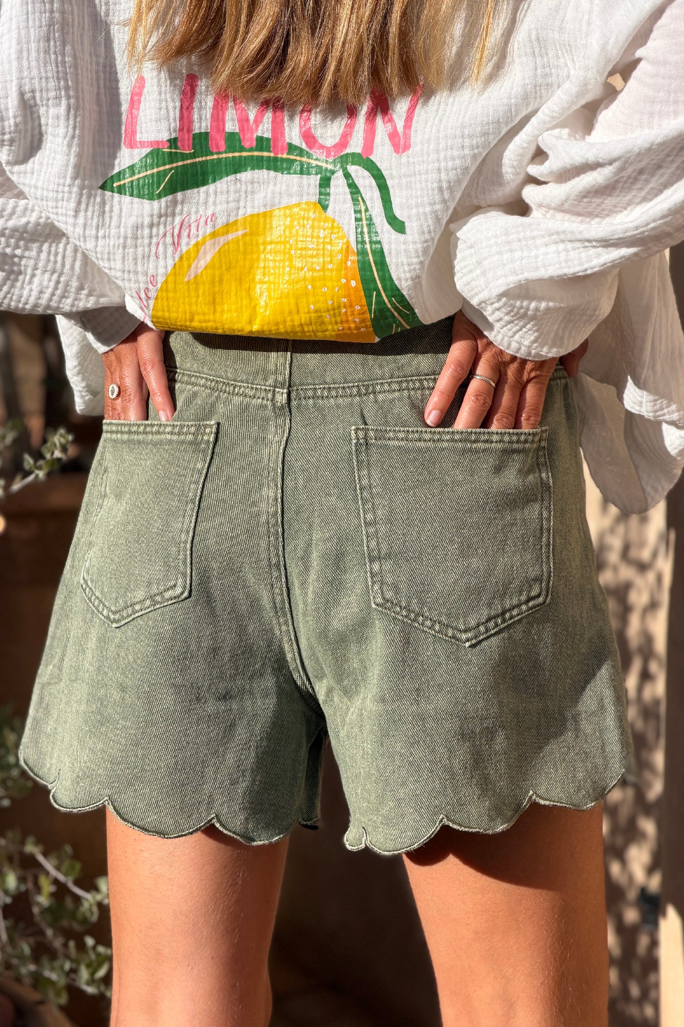 Short kaki délavé en jean souple avec ourlet festonné