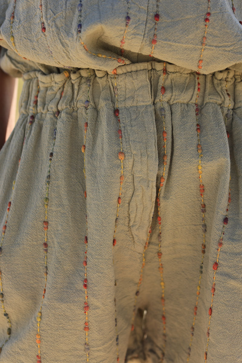 Short caqui, mitad algodón, mitad lino, hilos multicolores en relieve, pequeños flecos