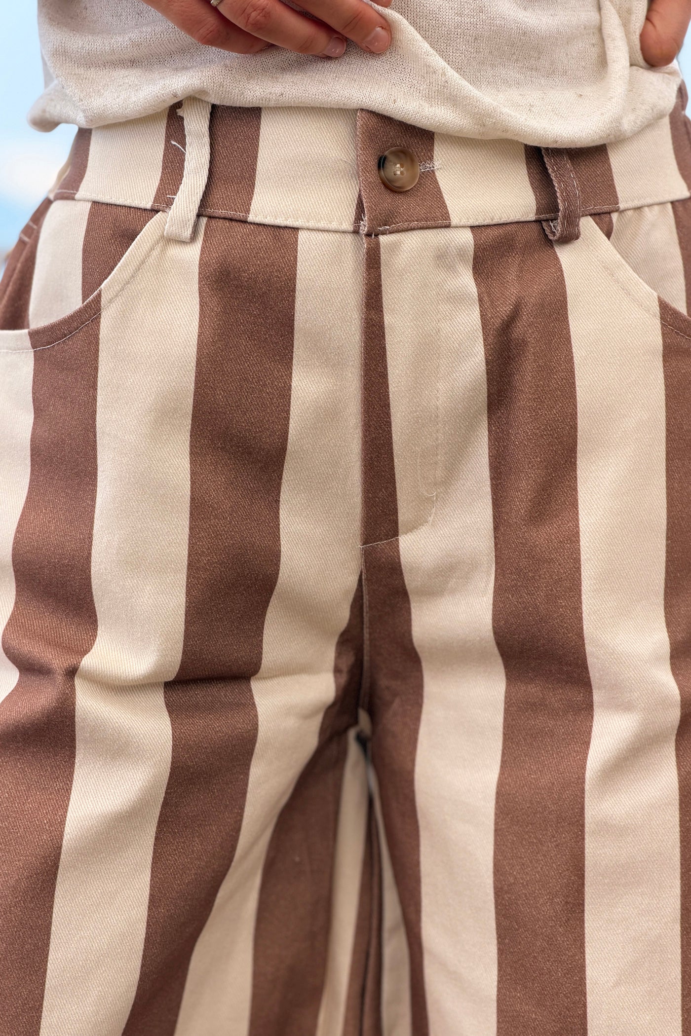 Short long à rayures larges écrues et marron taille élastique