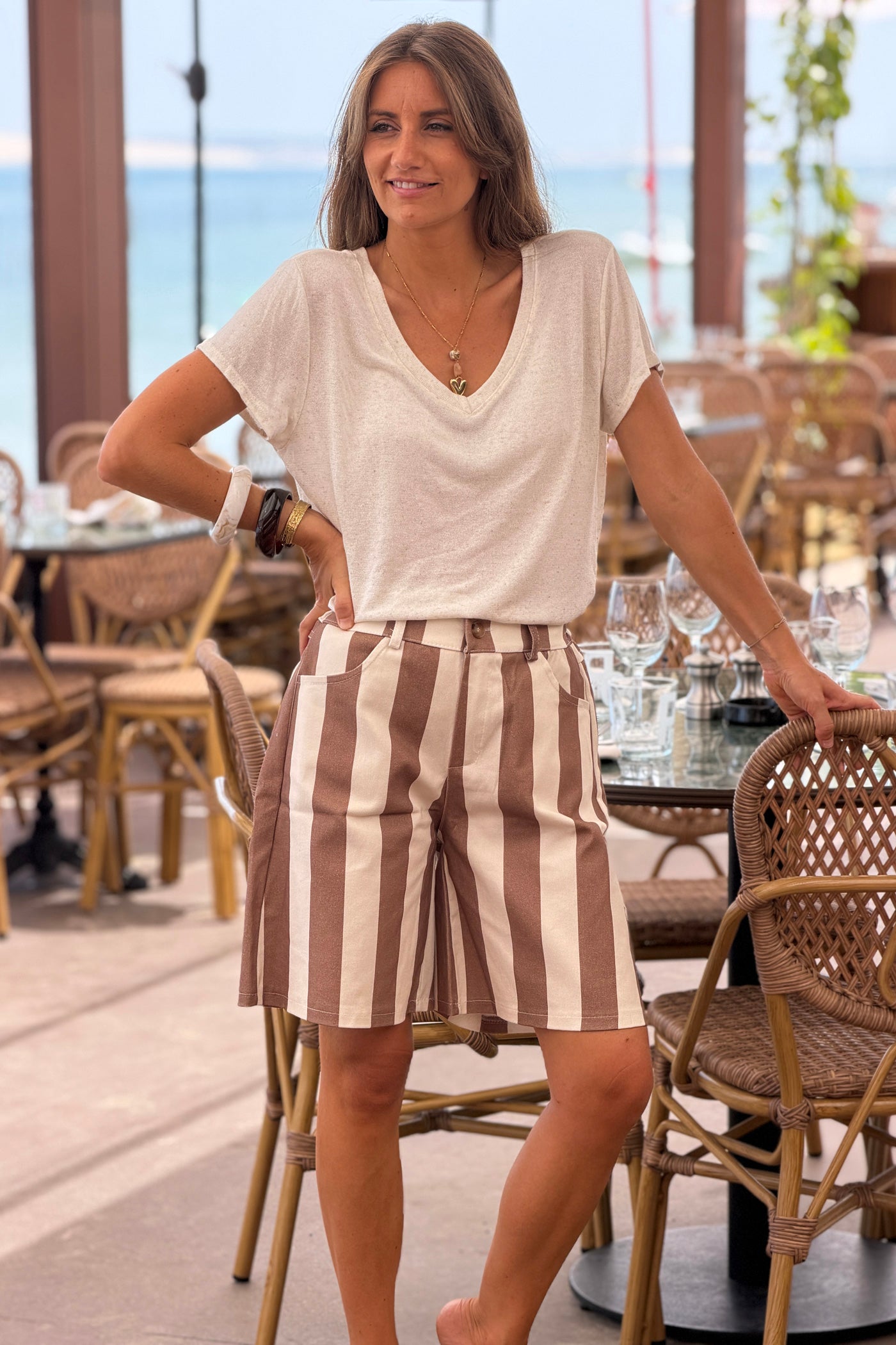 Short long à rayures larges écrues et marron taille élastique