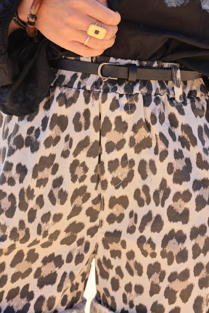 Short long chino beige en toile imprimé léopard petite ceinture simili
