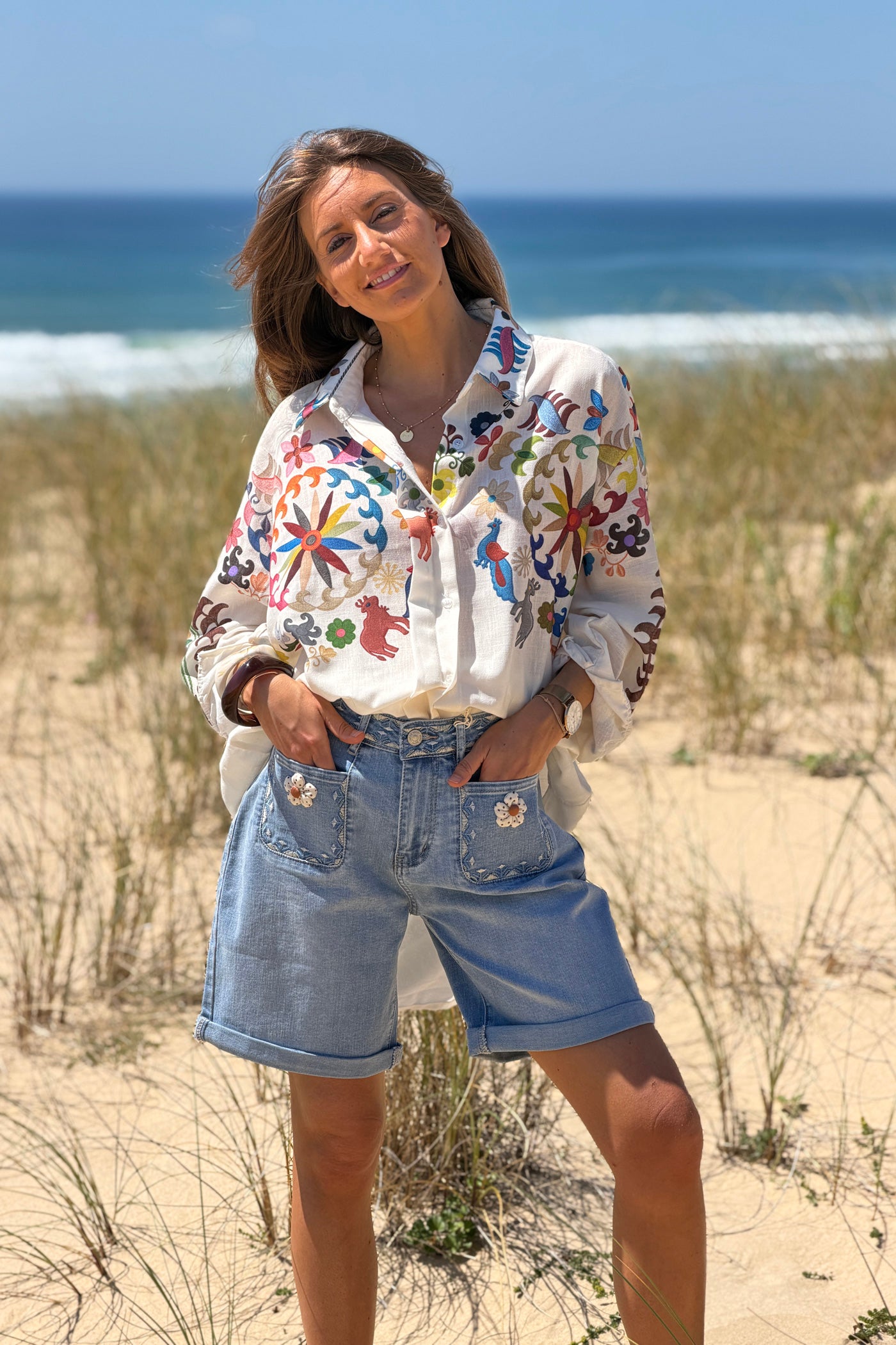 Short long en jean délavé poches plaquées broderie et fleurs en tissu