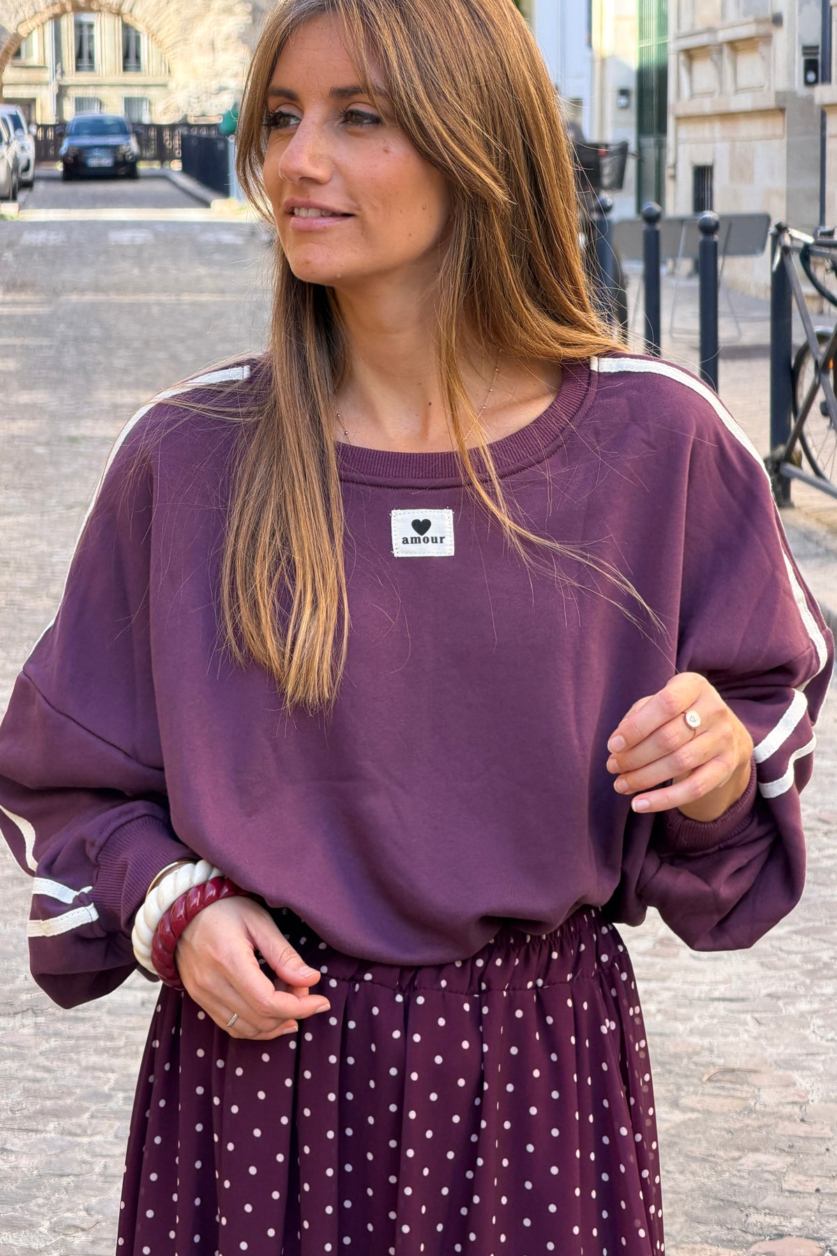 Sweat aubergine rayures aux épaules broderie amour