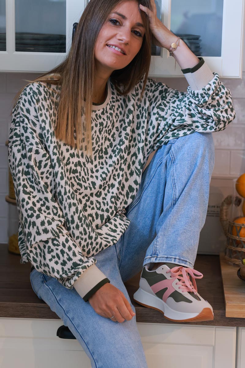 Sudadera beige con estampado de leopardo en color caqui y detalle elástico