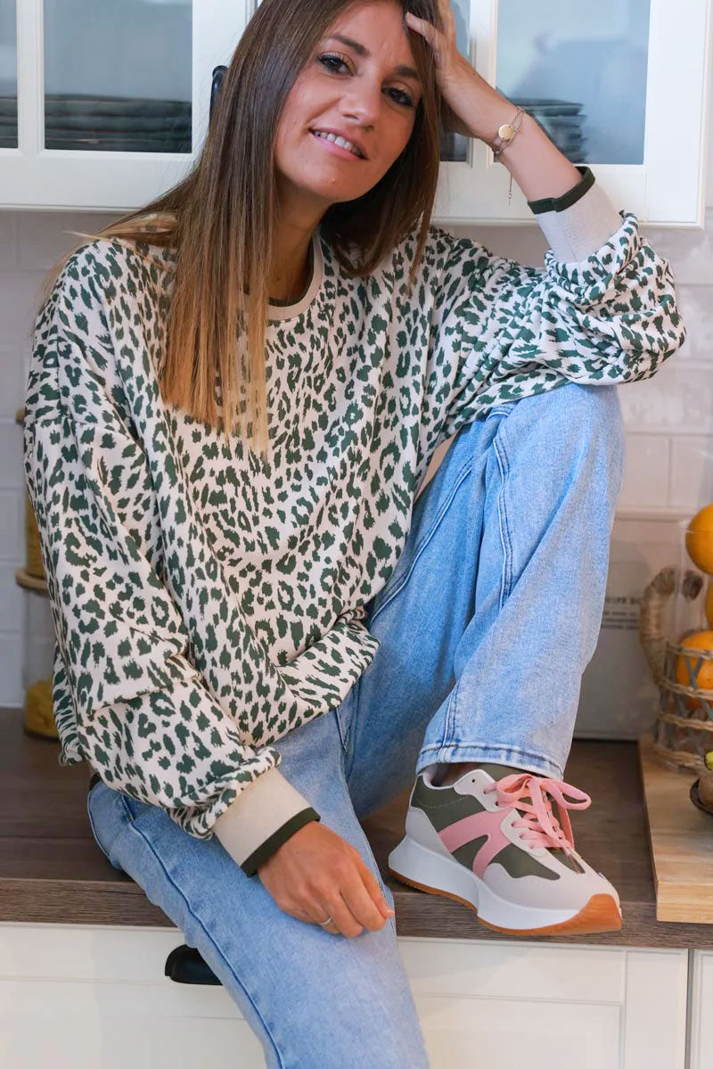 Sweat beige motif léopard kaki détail élastique