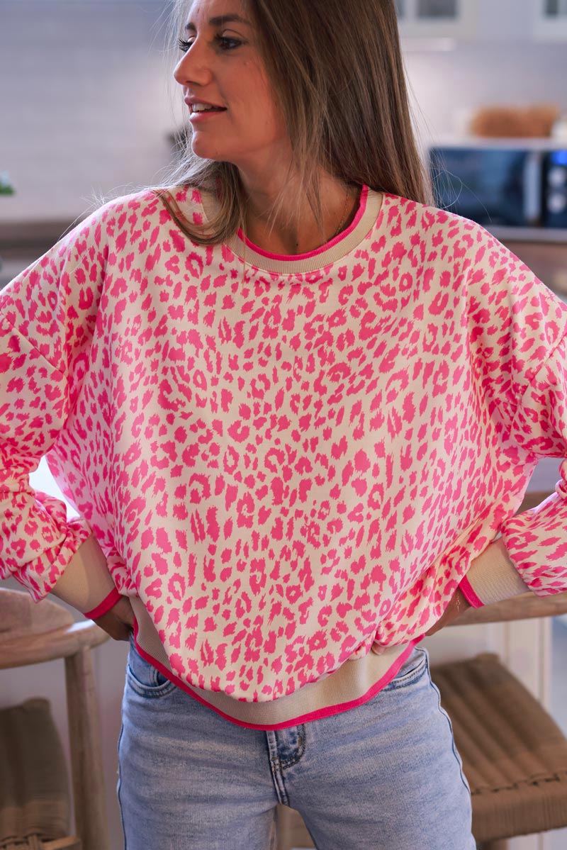 Sweat beige motif léopard rose fuchsia détail élastique