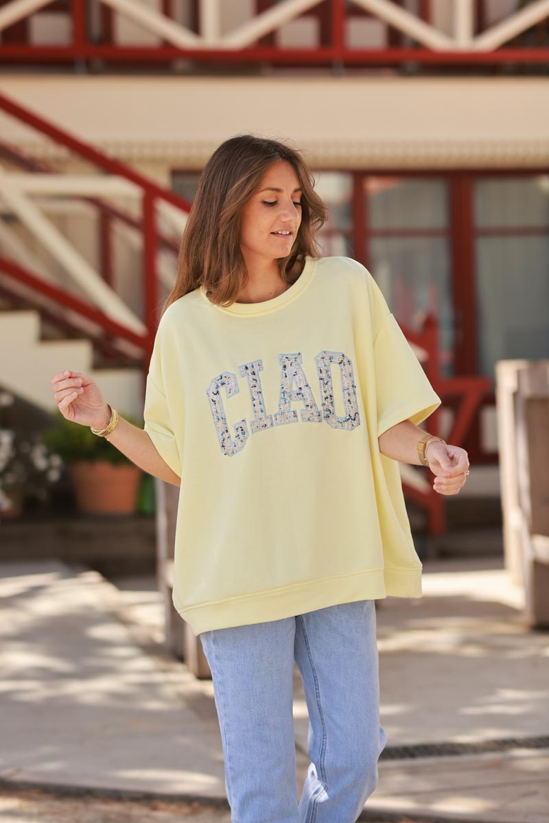 Sweat confort jaune manches courtes looses broderie CIAO colorée