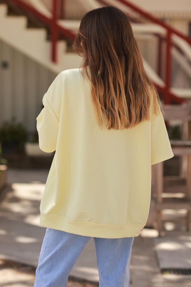 Sweat confort jaune manches courtes looses broderie CIAO colorée