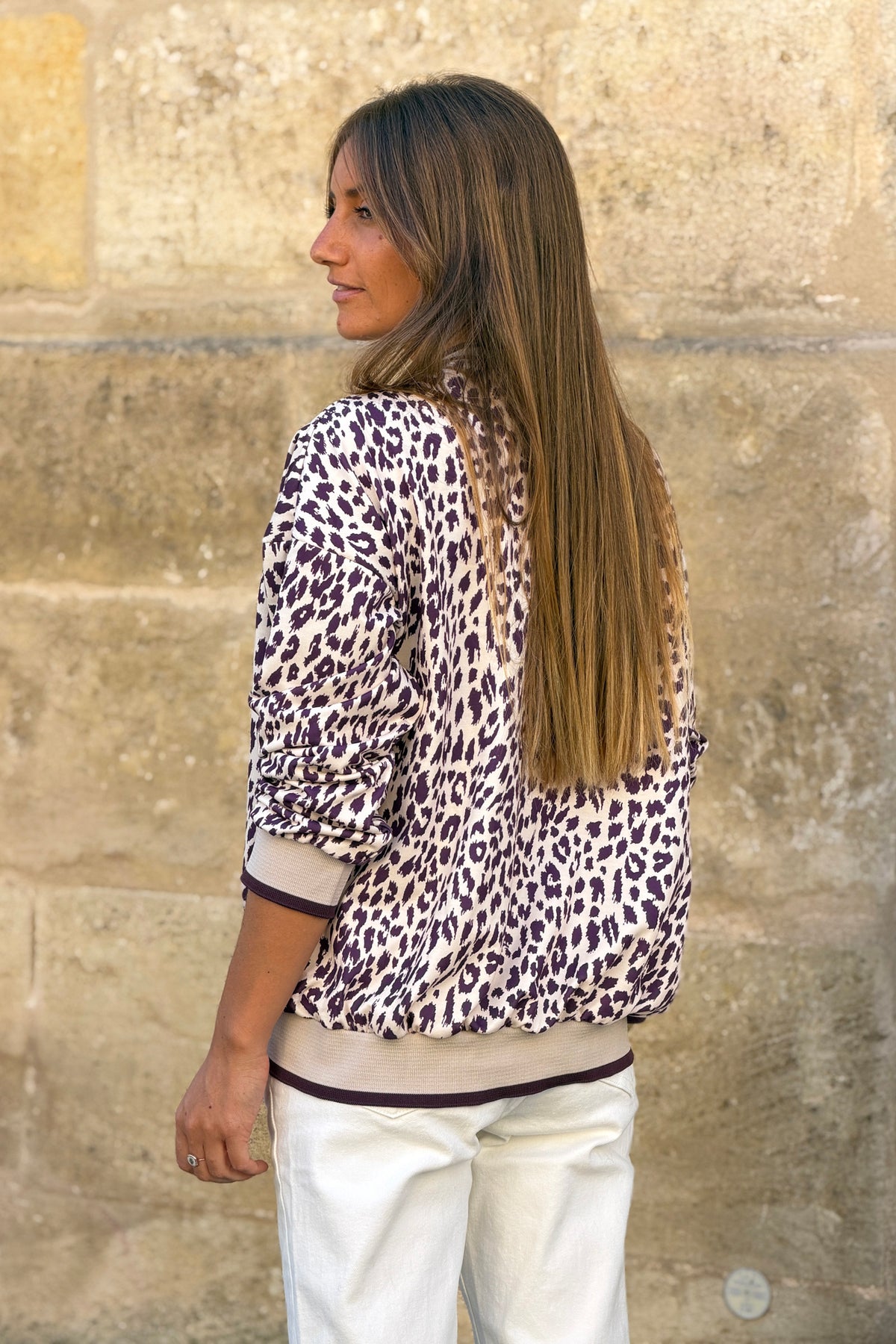 Sweat confort motif léopard aubergine col v et finitions élastique