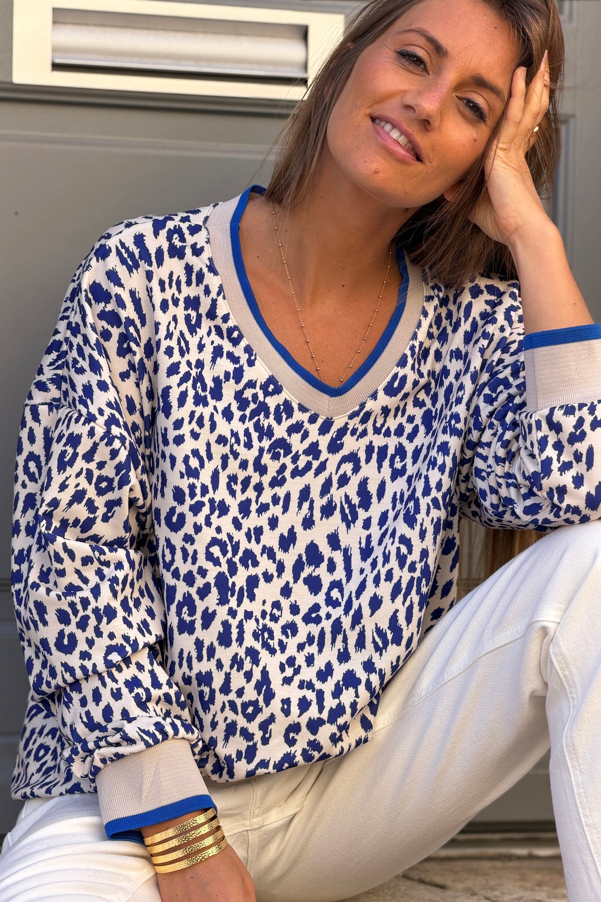 Sweat confort motif léopard bleu roi col v et finitions élastique