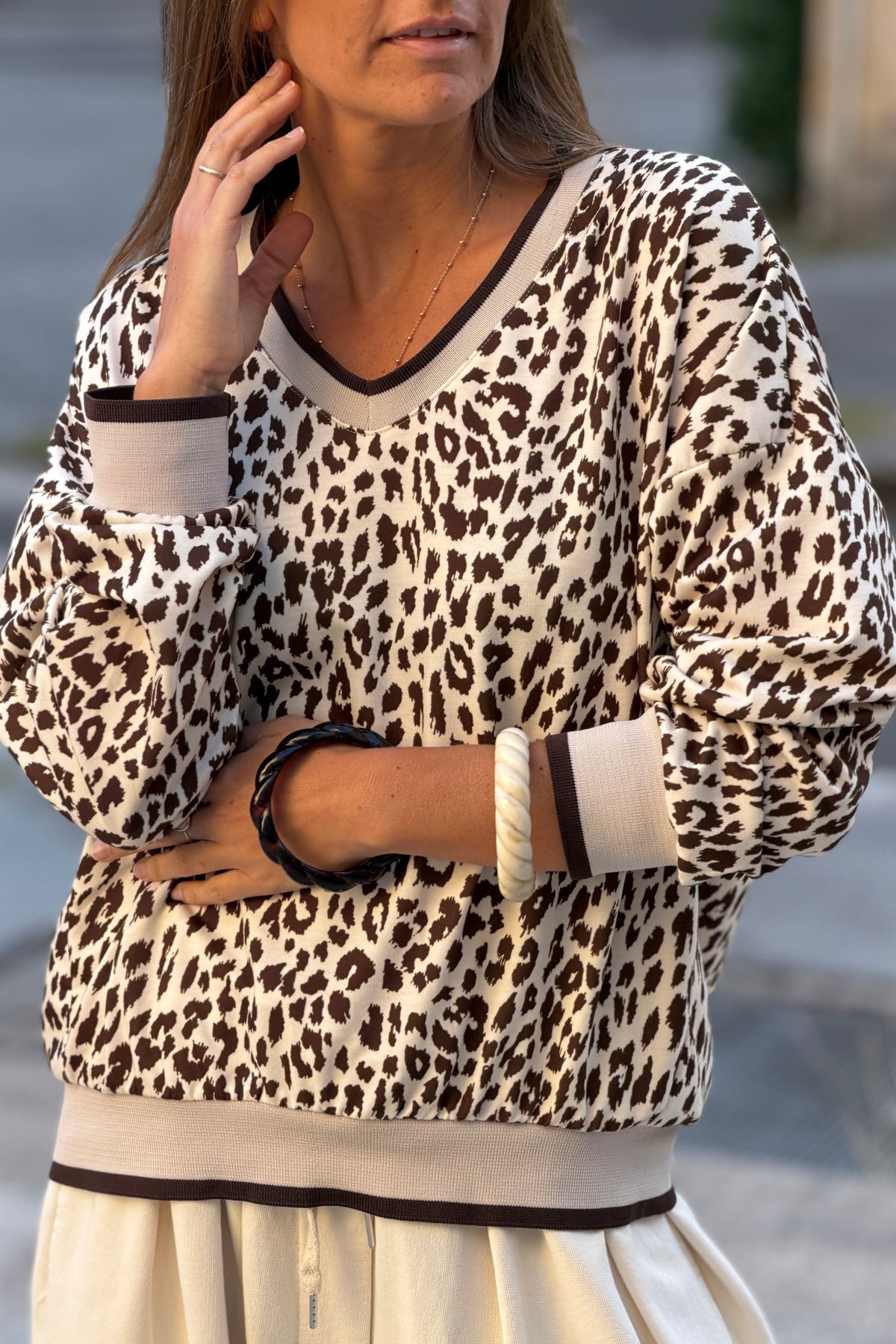 Sweat confort motif léopard marron col v et finitions élastique
