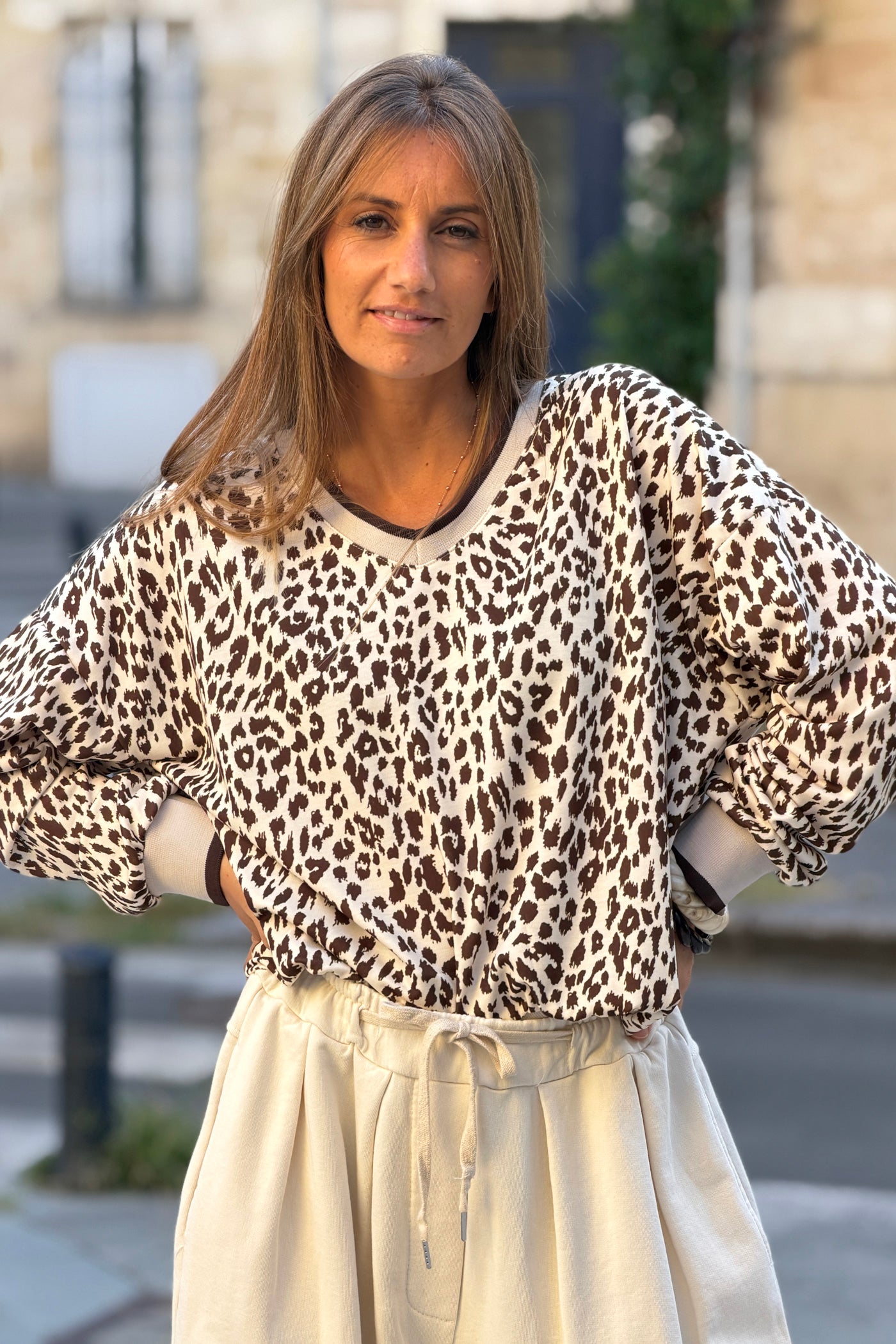 Sweat confort motif léopard marron col v et finitions élastique