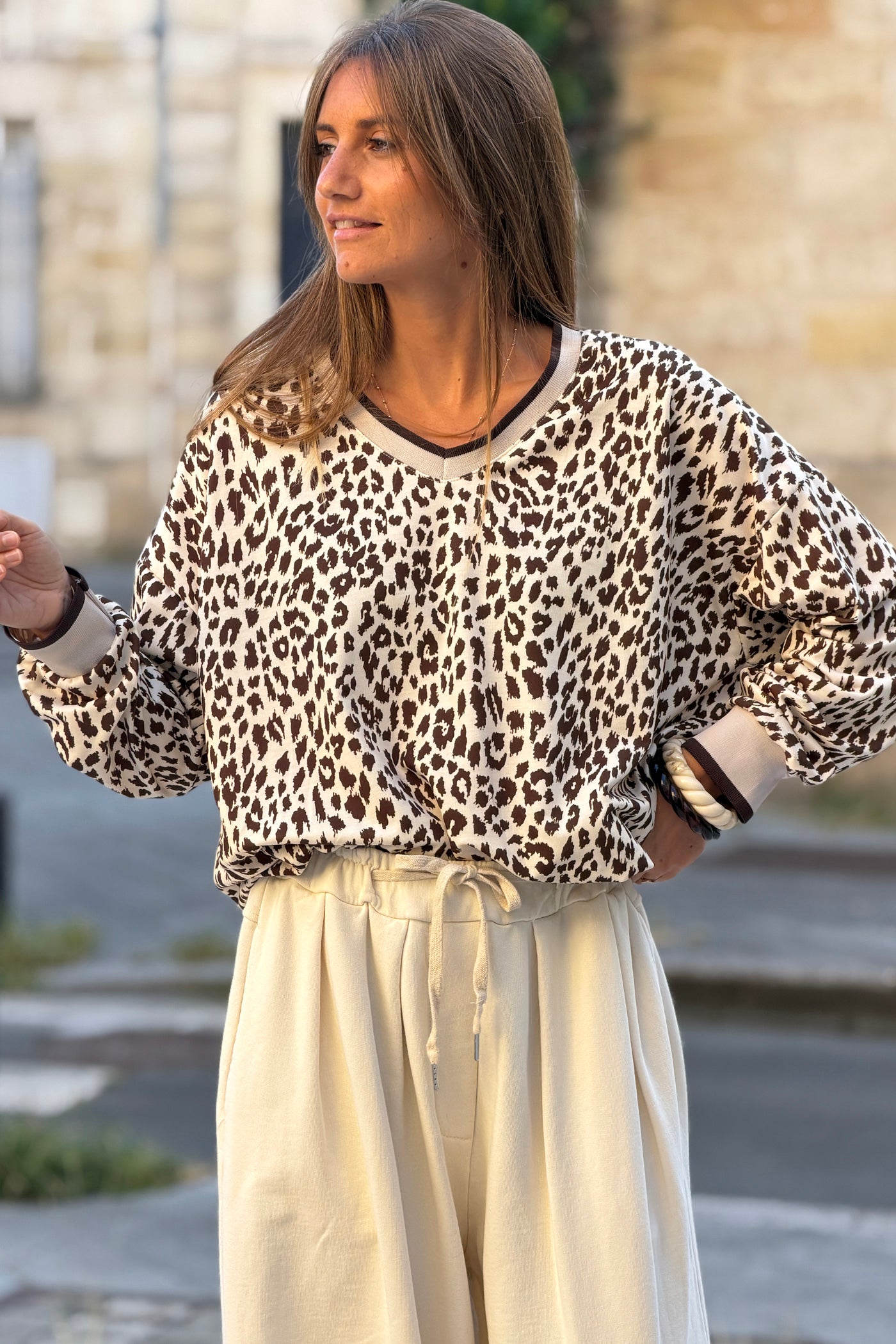 Sweat confort motif léopard marron col v et finitions élastique