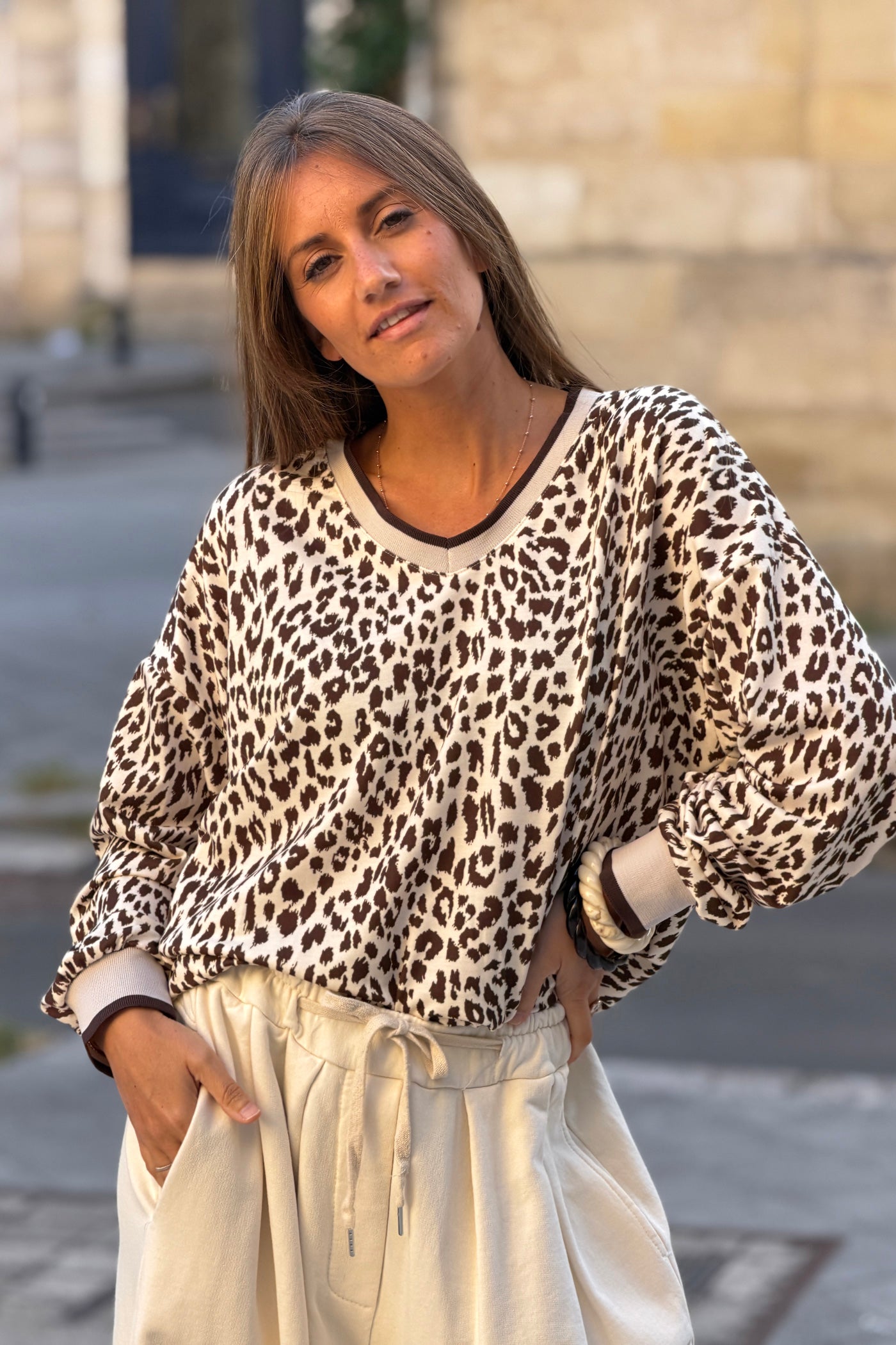 Sweat confort motif léopard marron col v et finitions élastique