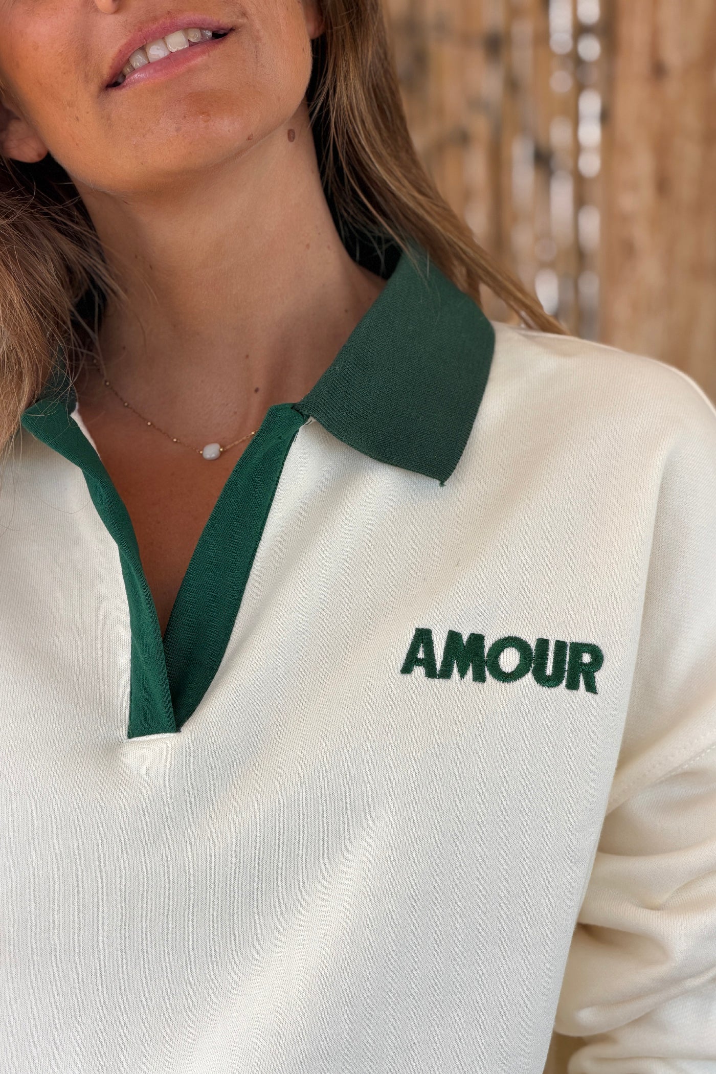 Sweat écru col polo et broderie Amour vert