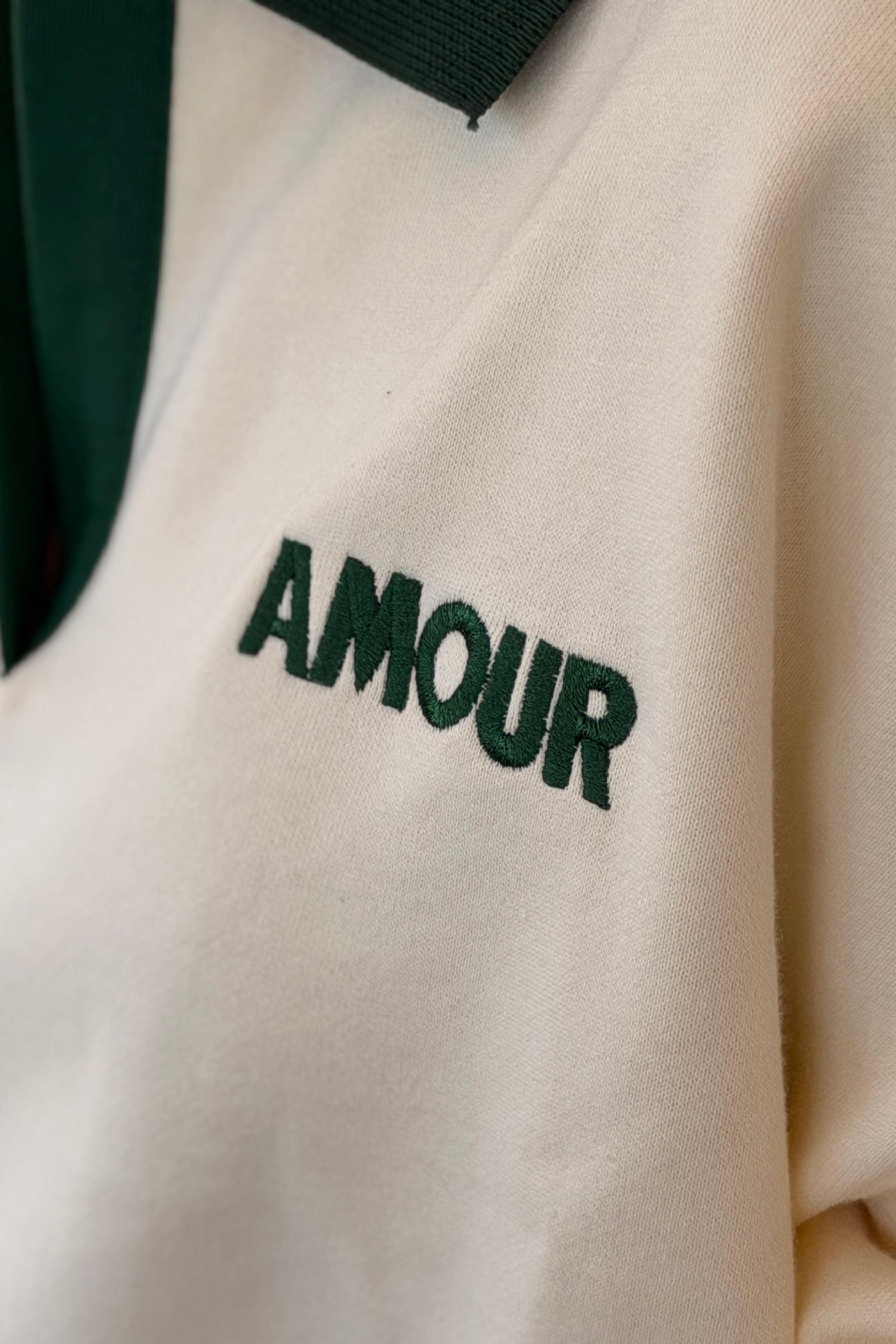 Sweat écru col polo et broderie Amour vert
