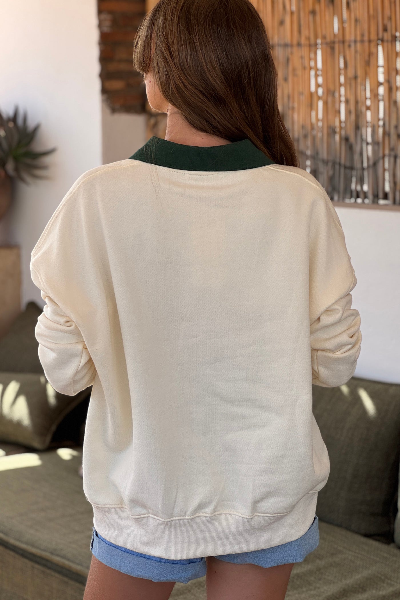 Sweat écru col polo et broderie Amour vert