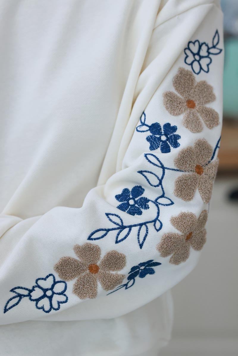 Sweat écru confort broderie fleurs beige éponge sur les manches