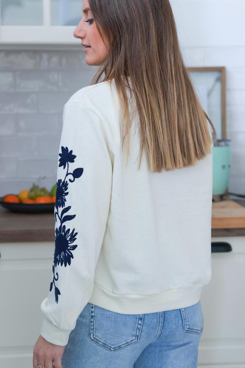 Sweat écru confort broderie fleurs bleu marine aux manches