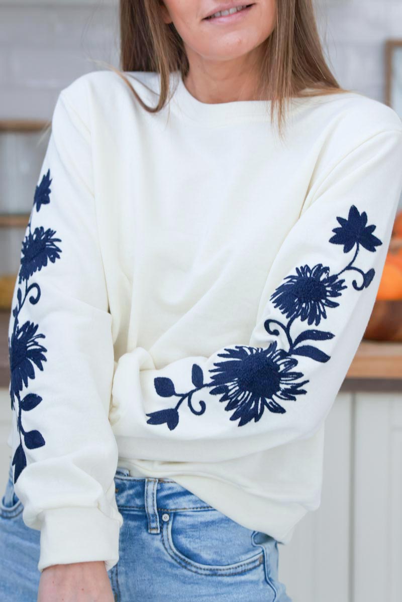 Sweat écru confort broderie fleurs bleu marine aux manches