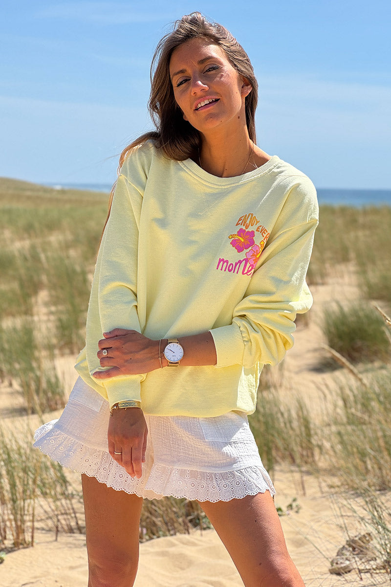 Sweat jaune Enjoy Moments hibiscus et sunset tons roses et oranges