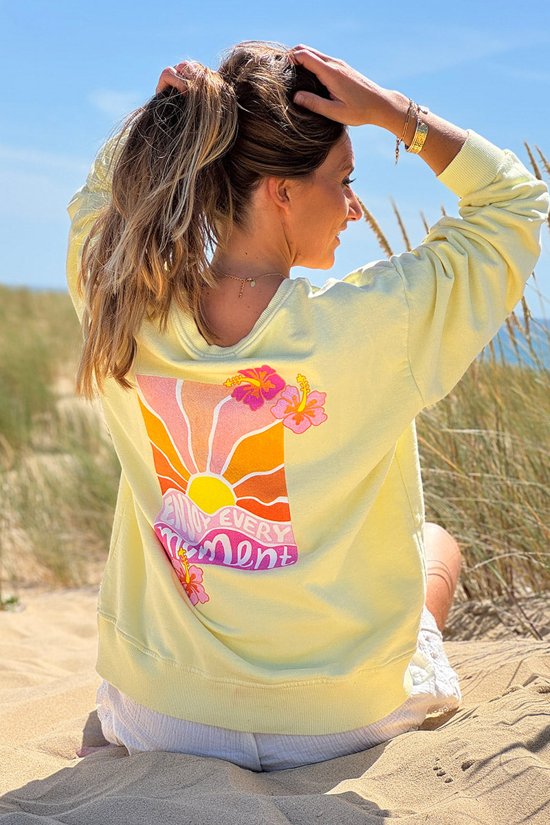Sweat jaune Enjoy Moments hibiscus et sunset tons roses et oranges