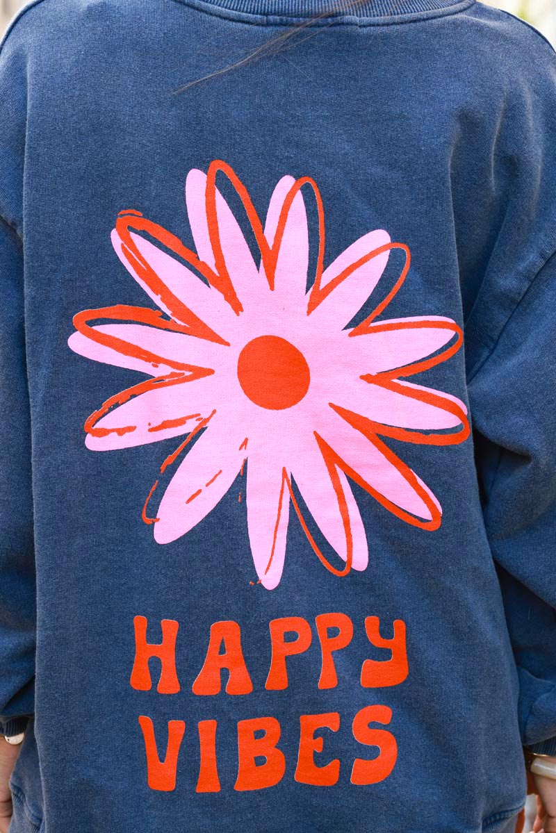 Sweat loose bleu jean délavé imprimé fleurs happy vibes