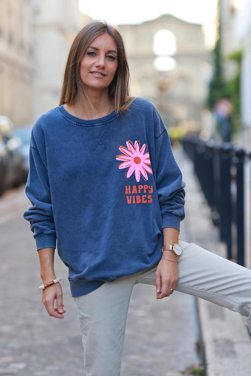 Sweat loose bleu jean délavé imprimé fleurs happy vibes