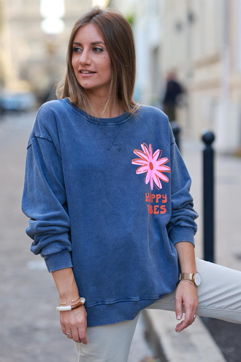 Sweat loose bleu jean délavé imprimé fleurs happy vibes