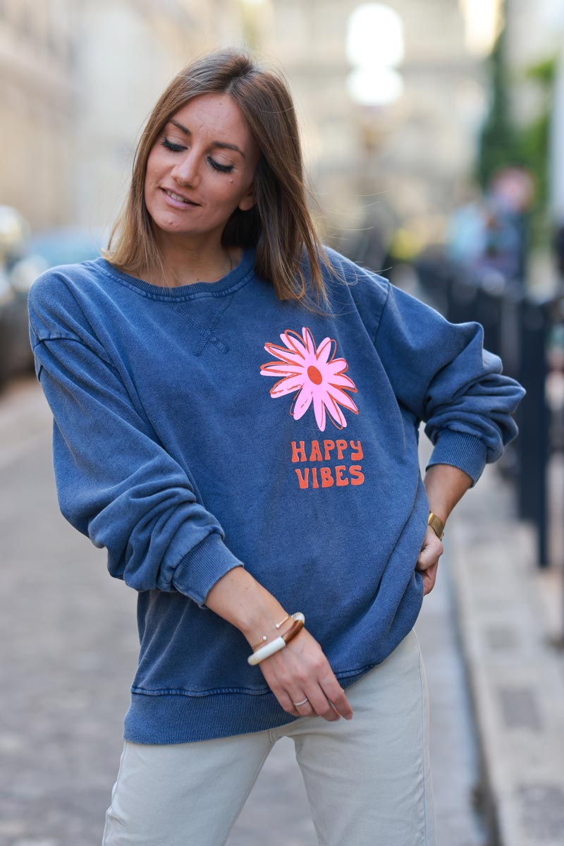 Sweat loose bleu jean délavé imprimé fleurs happy vibes