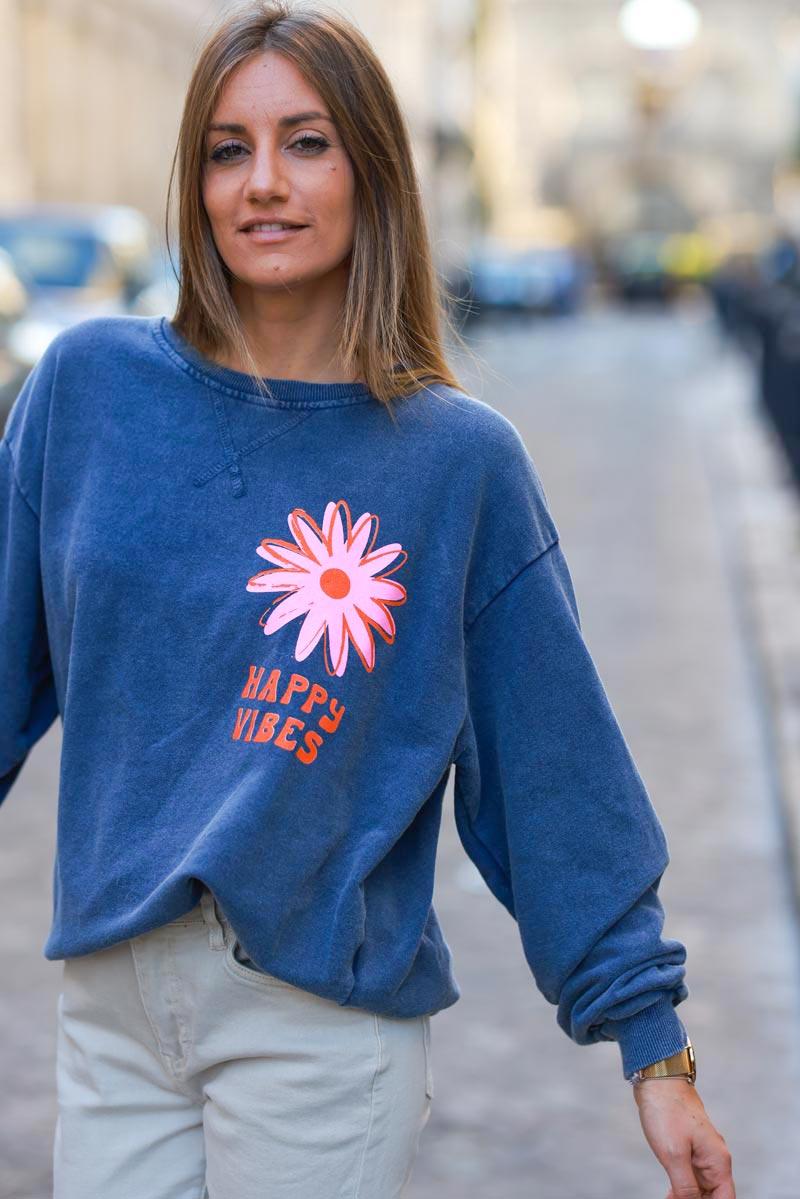 Sweat loose bleu jean délavé imprimé fleurs happy vibes