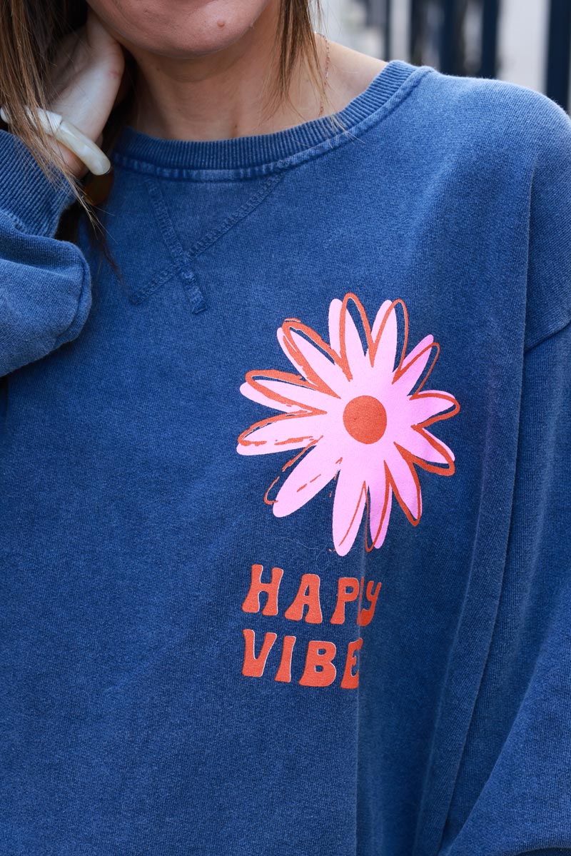 Sweat loose bleu jean délavé imprimé fleurs happy vibes