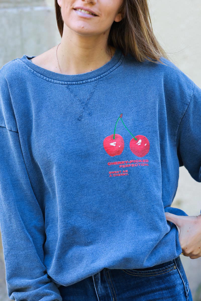 Sweat loose bleu jean délavé logo cerise Cherry perfection