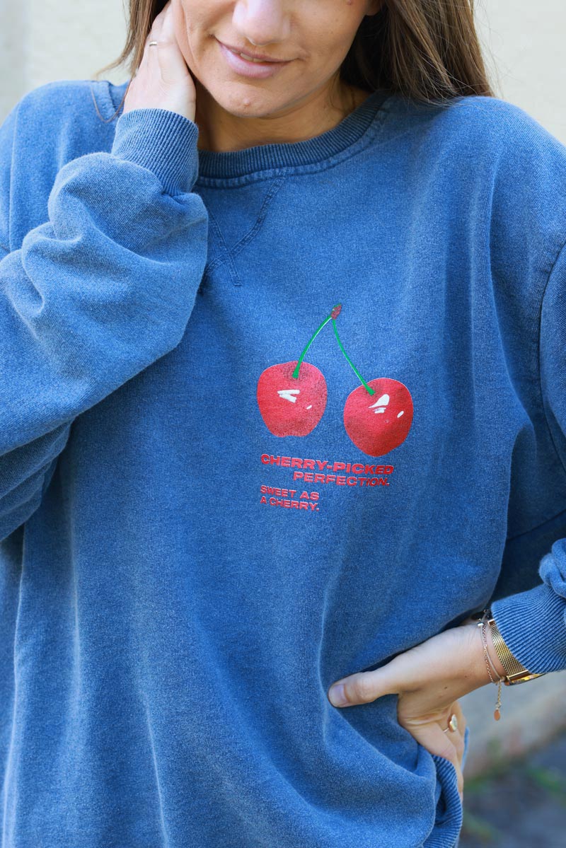 Sweat loose bleu jean délavé logo cerise Cherry perfection