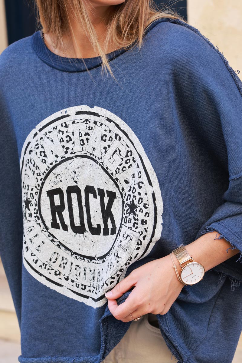 Sweat loose bleu jean logo rock léopard manches chauve souris finitions franges