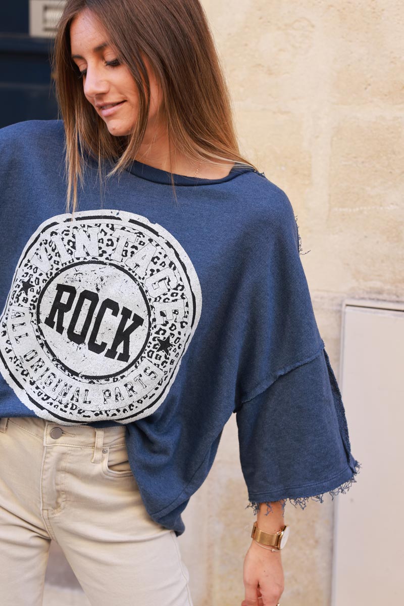 Sudadera holgada de denim azul con logo de leopardo rock, mangas murciélago, acabados con flecos