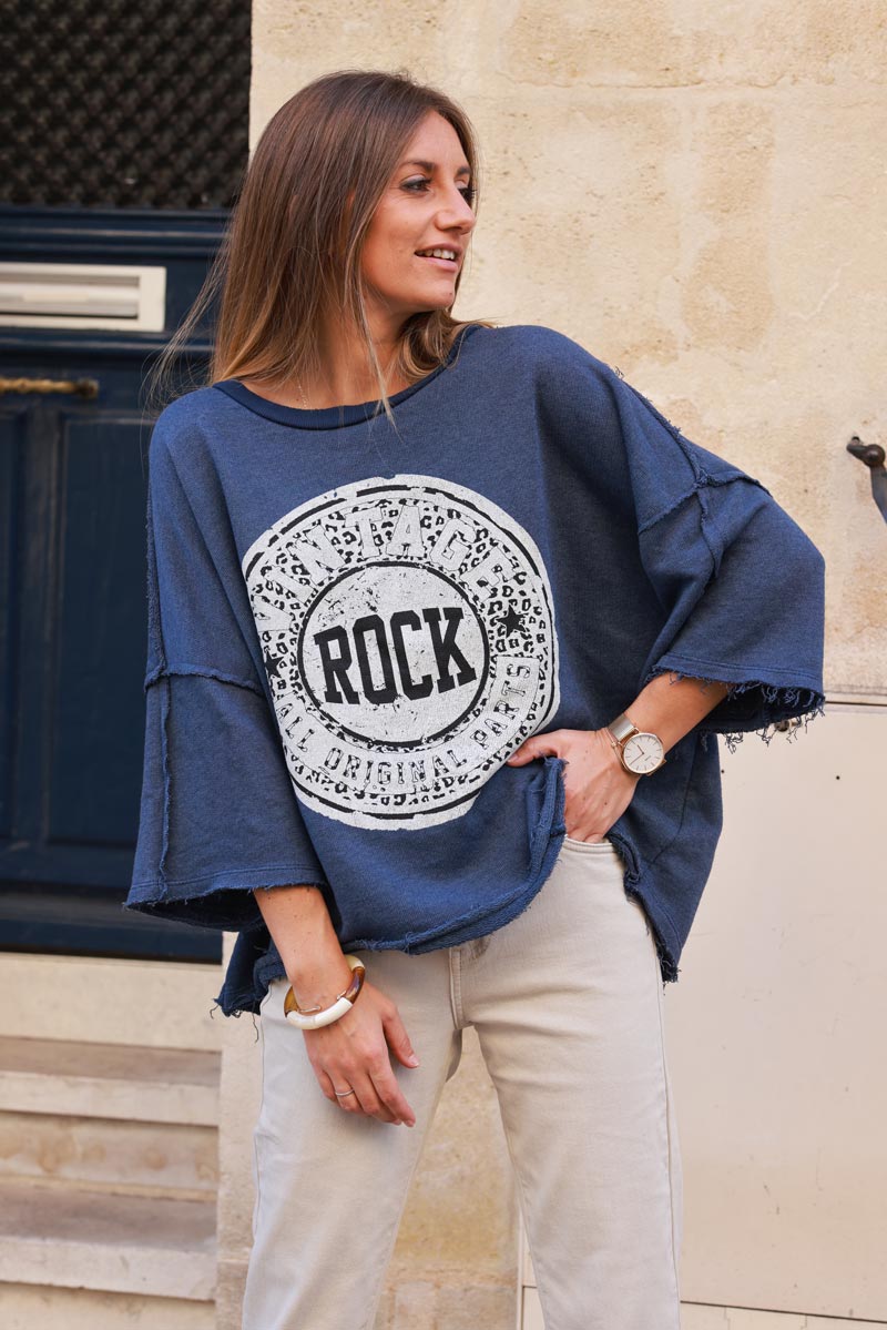 Sweat loose bleu jean logo rock léopard manches chauve souris finitions franges