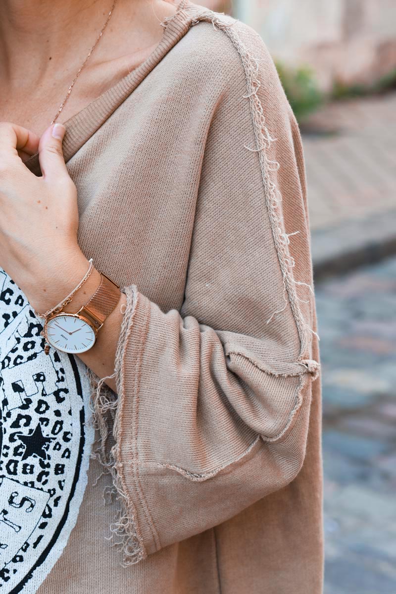 Batwing camel sweatshirt with leopard rock logo