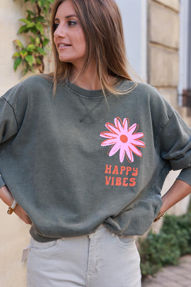 Sweat loose kaki délavé imprimé fleurs happy vibes