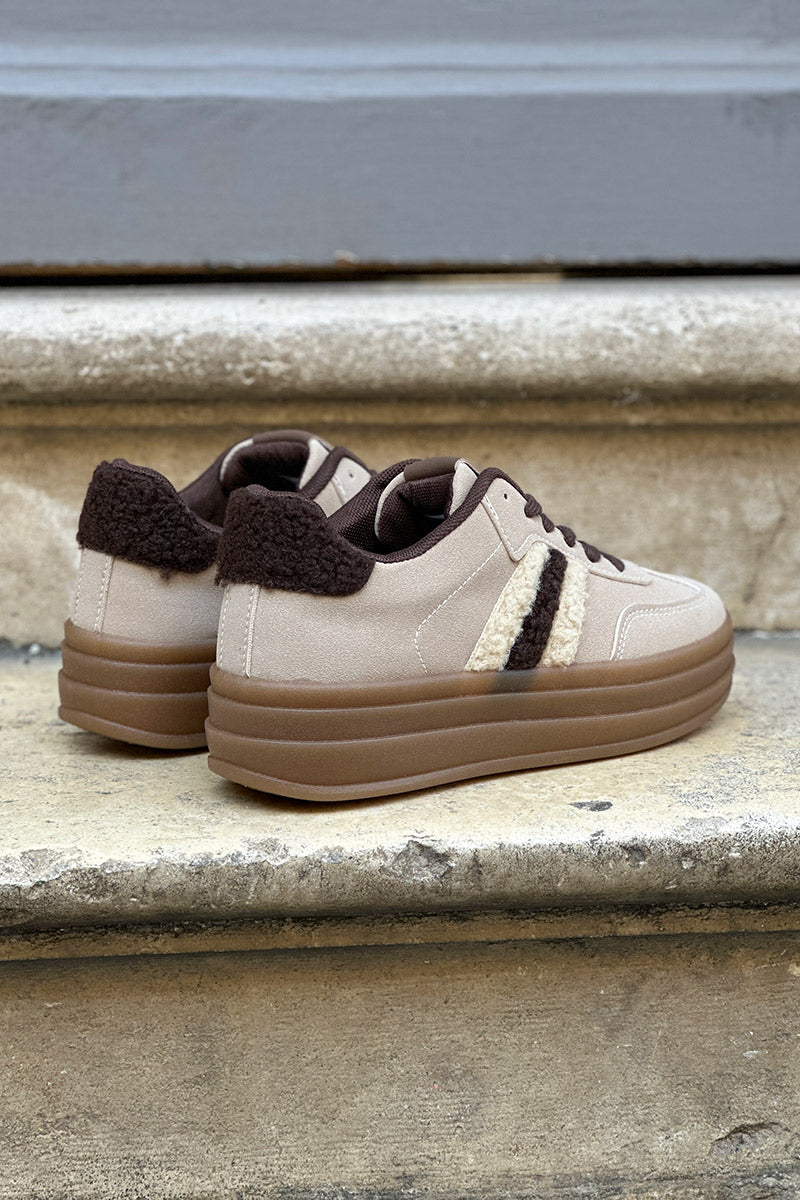 Tennis beige rayures marron en moumoute lacets chocolat