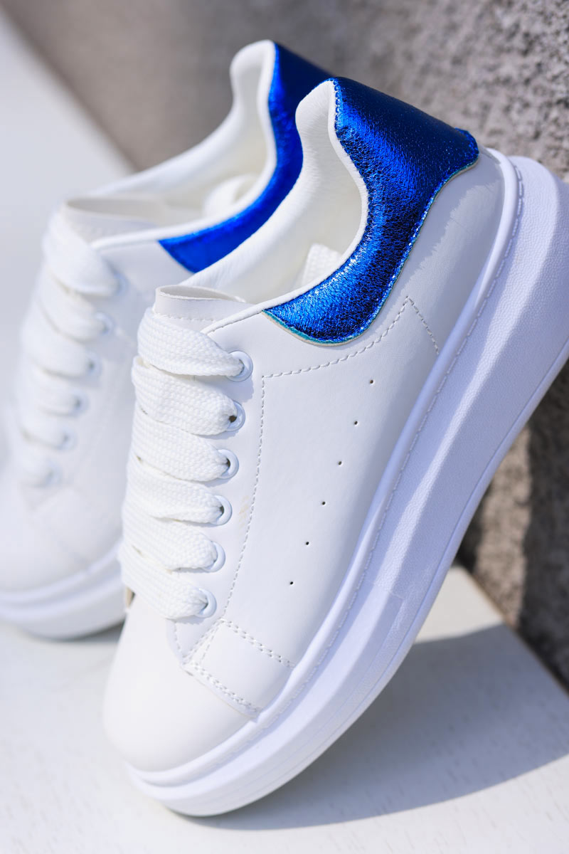 White sneakers with flatform sole and metallic blue heel