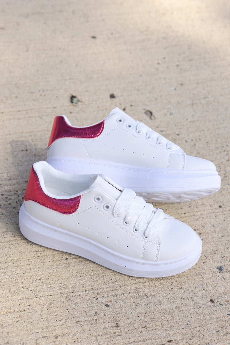 White sneakers with flatform sole and metallic fuchsia heel